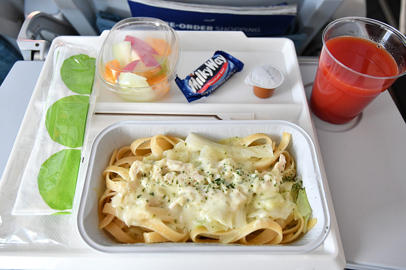 ヘルシンキまで残り1時間30分。2回目の機内食は鶏肉のクリームパスタ。フルーツサラダ付き