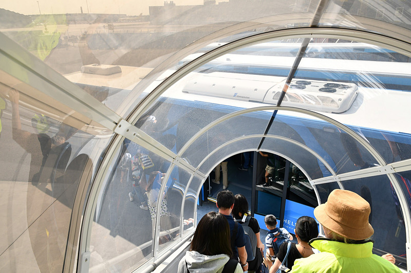 到着口へは連絡バスで移動