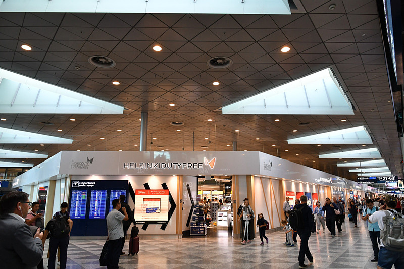 入国審査後、ターミナルを通って乗継ぎ便の搭乗口まで。途中多くの免税店が並びとてもにぎやか