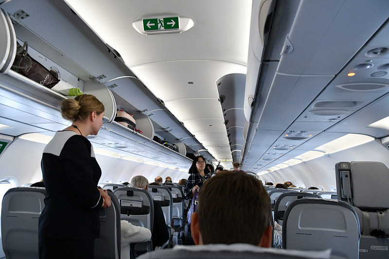 機内の様子。45分ほどのフライトだがドリンクサービスがあった