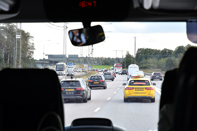 ストックホルム市街地へ向けて出発。現地は夕方の帰宅ラッシュで、反対車線側に渋滞が発生しているところもあった