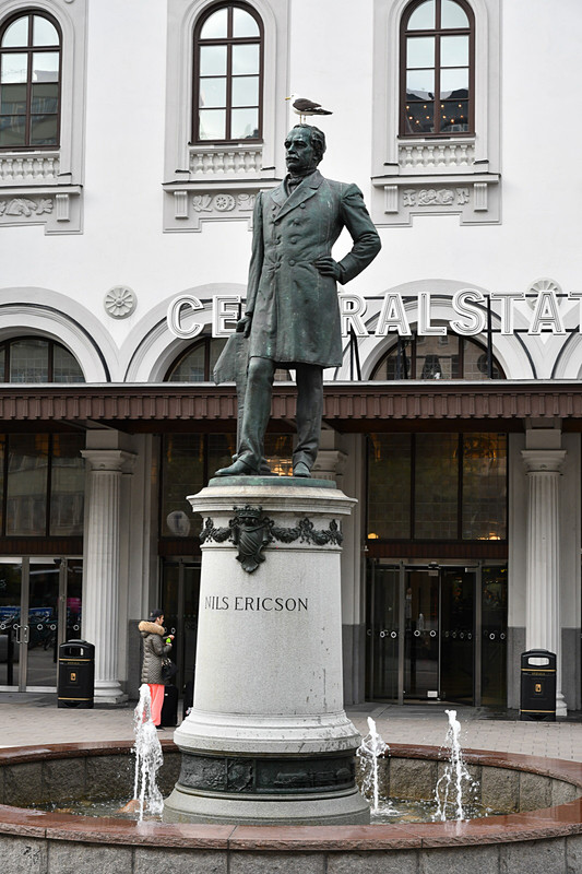 Nils Ericson像の頭の上に鳥がとまっていた