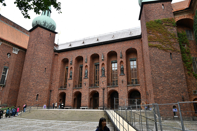 中庭の様子。階段の登ってガイドツアーのチケットを購入する