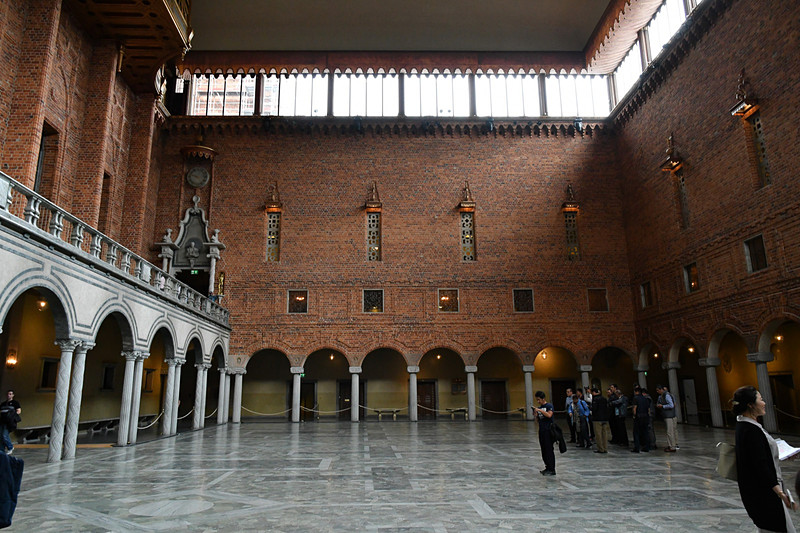 青の間は床が青灰色の大理石でできている。建築計画では壁も青く塗られる予定だったが、レンガの赤がそのまま残されたとのこと