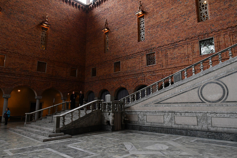 2階に登る階段はパーティードレスの裾を踏まないように1段ごとの長さが決まっていたり、角が丸められている