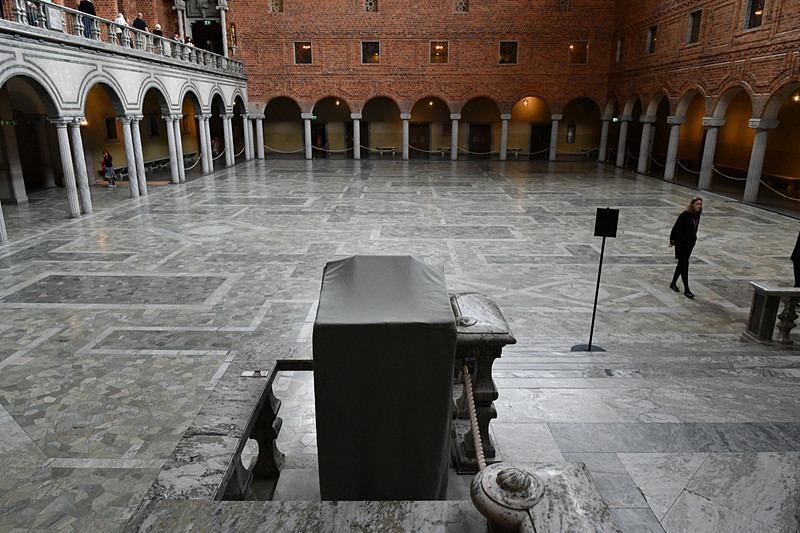 階段の途中にある宣誓台。カバーがかけられていた