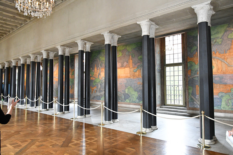 柱の奥には外の運河の風景が描かれている