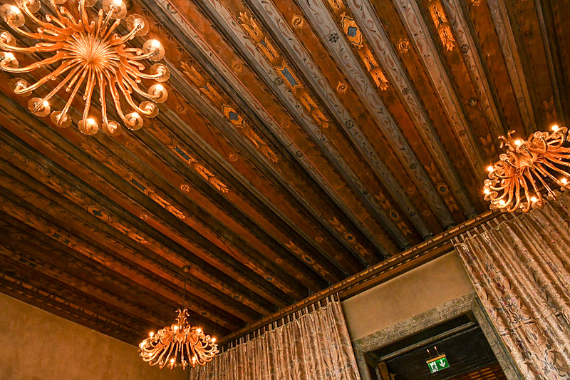 スリークラウンと呼ばれる部屋。シャンデリアが3つ吊り下がっている