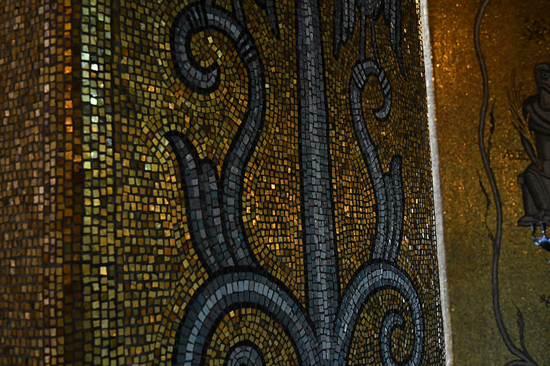 メーラレン湖の女王が描かれている。金箔のモザイクは1枚ずつ手作業で貼り付けられている