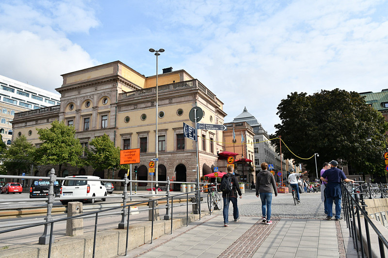 オシャレなホテルに見えるが、どれも各省庁が入居しているビル