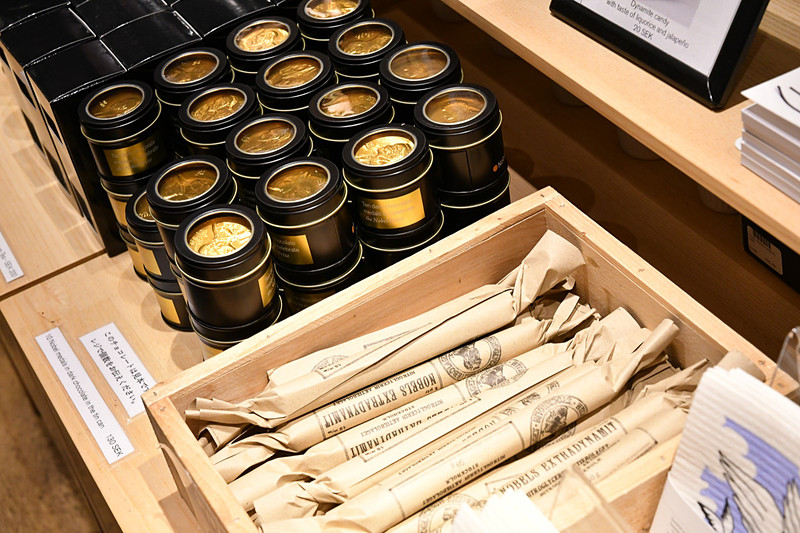 お土産店には、ノーベル賞のメダルチョコレート（10枚入り130SEK、約1640円）など、お土産にピッタリなグッズも販売されている