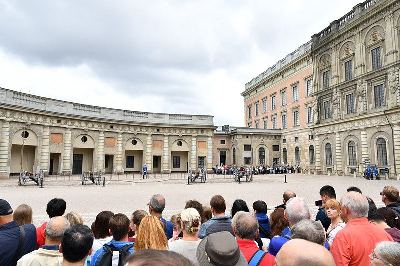 ストックホルム宮殿の中庭で衛兵交代式が行なわれる