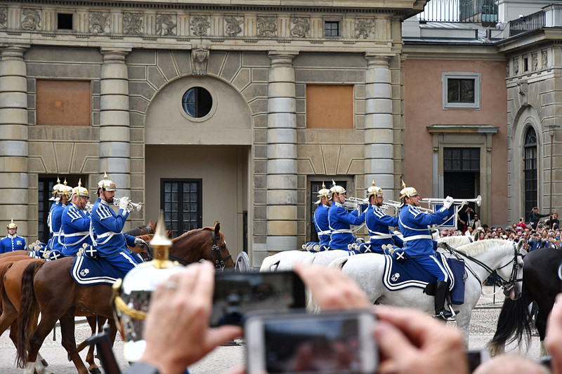 鮮やかなブルーの制服が印象的