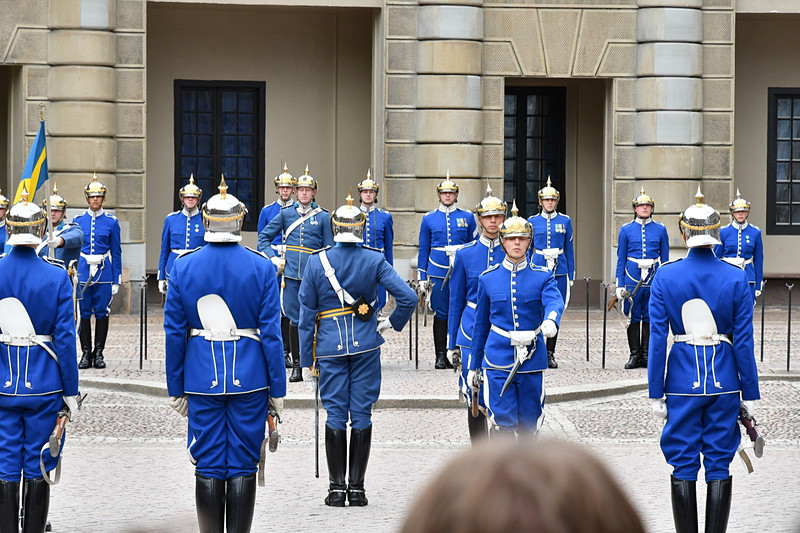 鮮やかなブルーの制服が印象的