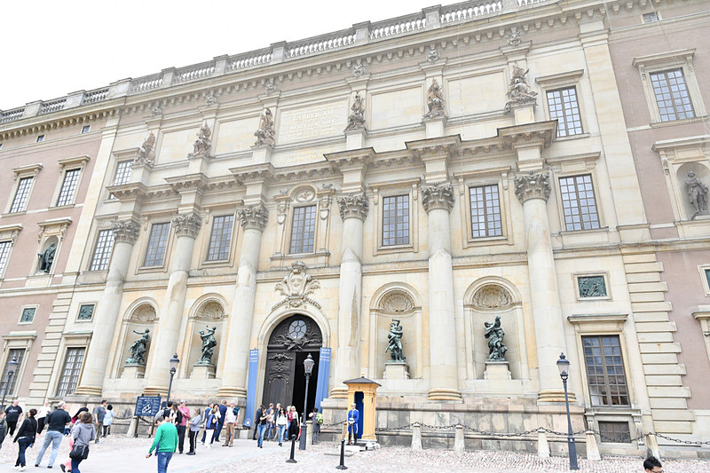 ストックホルム宮殿の東側にある宝物の間（Skattkammaren）。衛兵が警護している