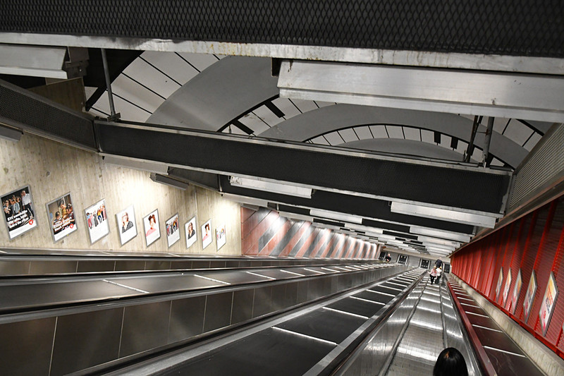 ホームはかなり深い。岩盤の硬い地層を掘ることを想像すると気が遠くなりそう