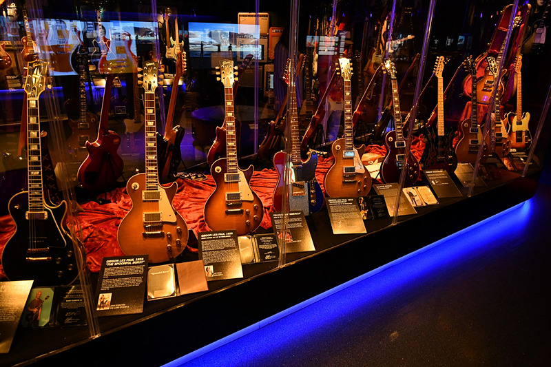 「Guitars Of The Stars」でギター浴