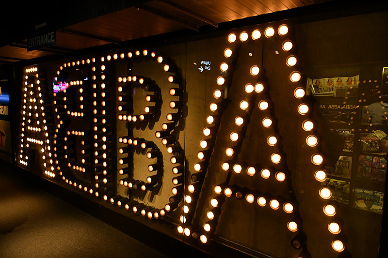 巨大なABBAの文字。左のBの文字は反転しています