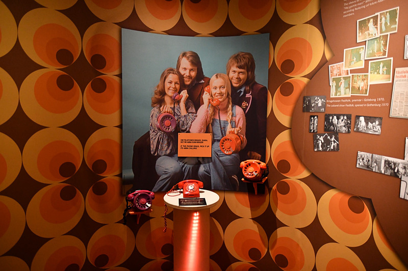 パネルやアイテムが展示されています