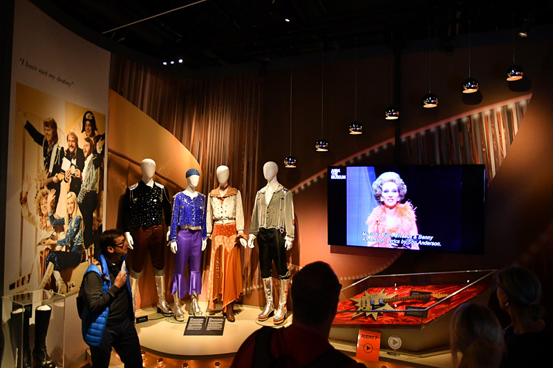 1974年4月6日、イギリス・ブライトンで行なわれたユーロヴィジョンソングコンテストで優勝したときのレプリカ衣装。そのときの「Waterloo（日本題：恋のウォータールー）」が大ヒットし、ヨーロッパでの知名度が高まった