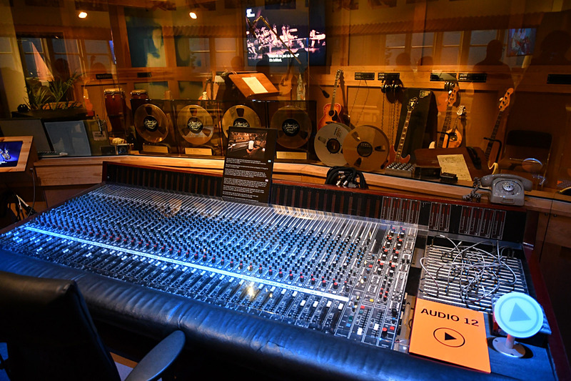 40チャンネルのミキシングコンソール「Harrison 4032」