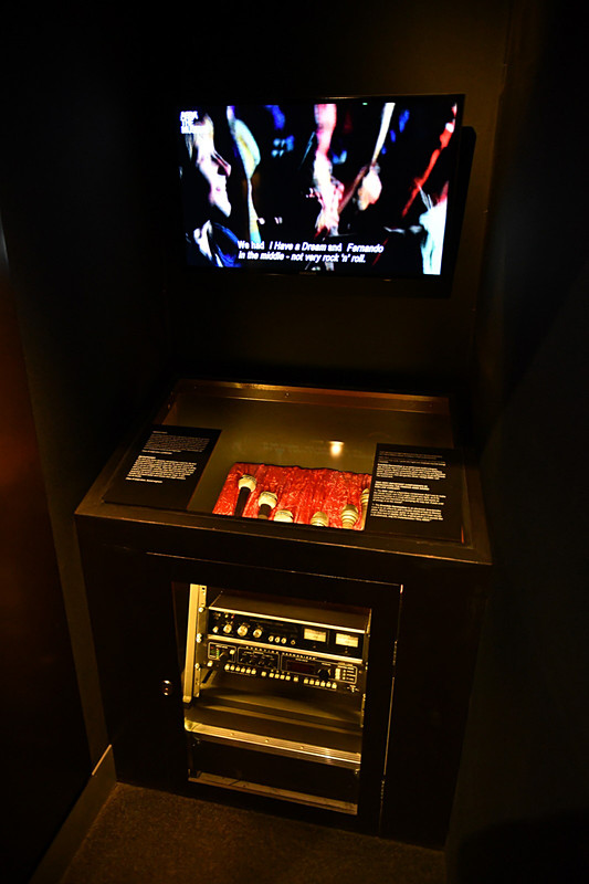 毎回のライブでABBAサウンドの肝となったマイクとラック型の音響機材