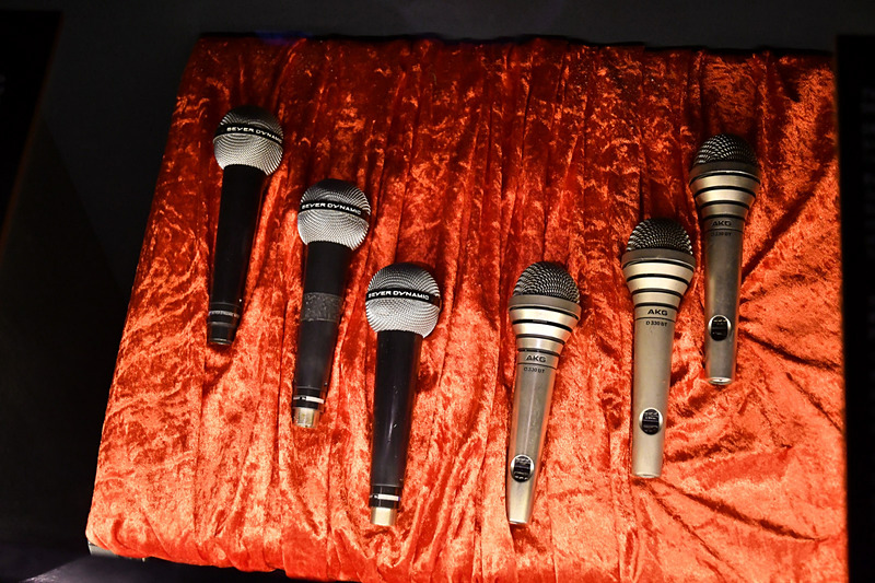マイクは、左がベイヤー製、右がAKG製