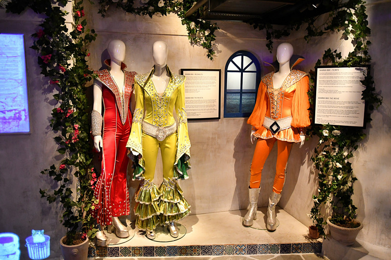 衣装や音楽賞を受賞したときのゴールドディスクなどが飾られているゾーン。ファンにはお気に入りの衣装が見つかるかもしれない