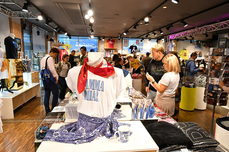 地上階にはグッズストアが併設されている