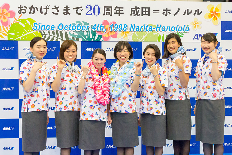 当日のスタッフは制服の上に、ヨットやウクレレ、ウミガメのイラストが入ったハワイをイメージさせるシャツを着用して盛り上げていた