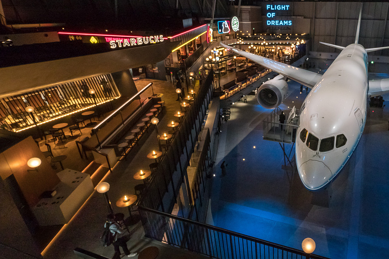 ボーイング 787型機の飛行試験機1号機展示を中心とする複合施設「FLIGHT OF DREAMS（フライト・オブ・ドリームズ）」の飲食・物販コーナー「SEATTELE TERRACE」を紹介