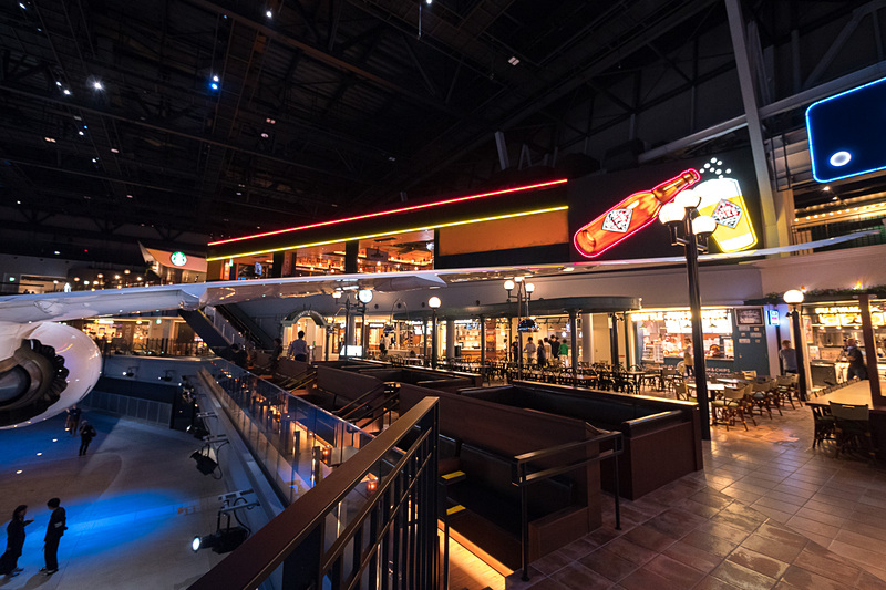 2階のフードコートにはZA001の主翼が屋根のようにせり出してきている