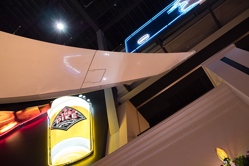 2階のフードコートにはZA001の主翼が屋根のようにせり出してきている