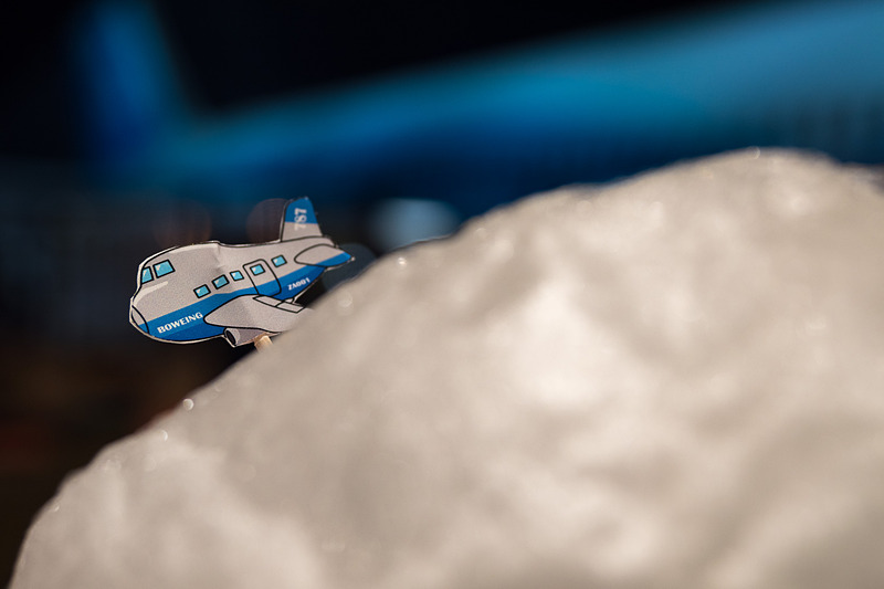 綿あめの上を飛行機が飛んでいるイメージ