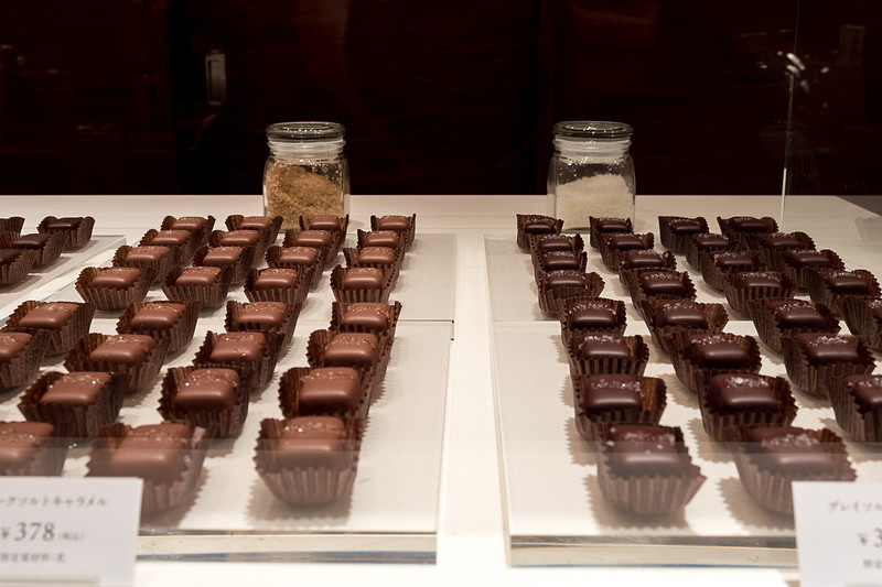 人気の塩キャラメルチョコレート。左のミルクチョコにスモークソルト、右のダークチョコにグレイソルトを使っている