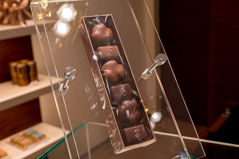 グレイソルトキャラメル×2、スモークソルトキャラメル×1、ミルクアーモンドトリオ、ダークアーモンドトリオ×2、ミルクアーモンドトリオ×4をパッケージしている