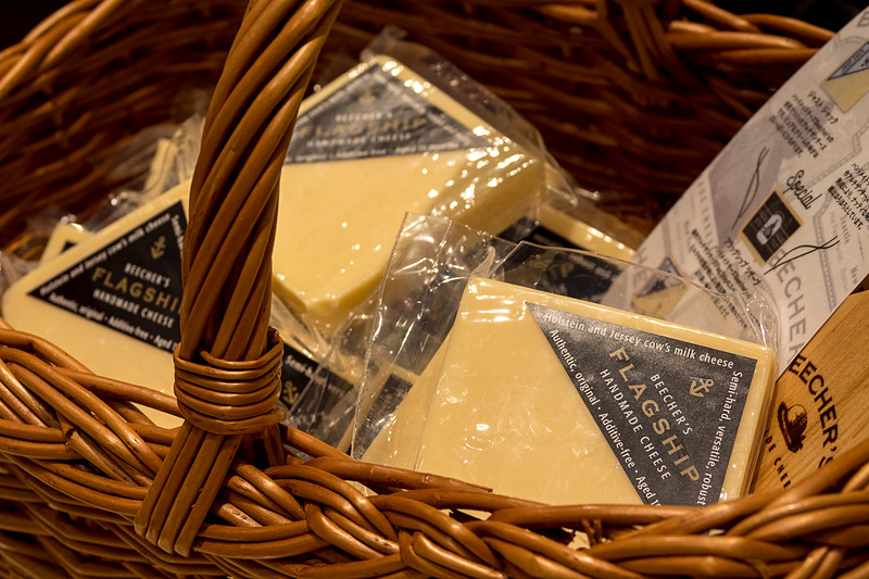 同店オリジナルのチーズを販売