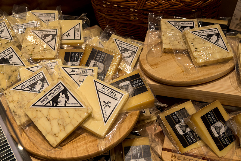 同店オリジナルのチーズを販売