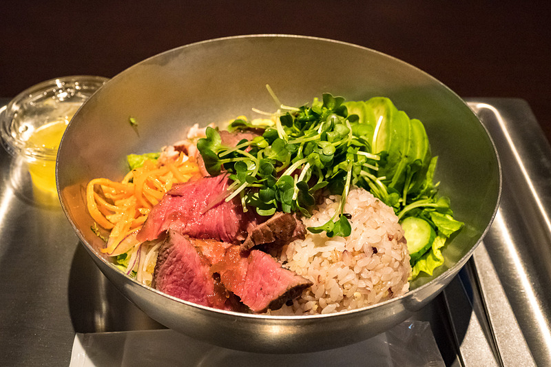 「FOODIESの牛もも肉」（1450円）。野菜たっぷりだがボリューム満点