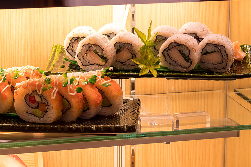 「元祖カシバロール」（980円、奥）などのオリジナルロールがシアトルで人気