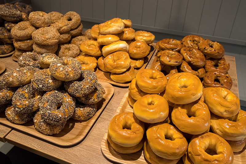 お店で窯焼きされた6種類のベーグルから選べる