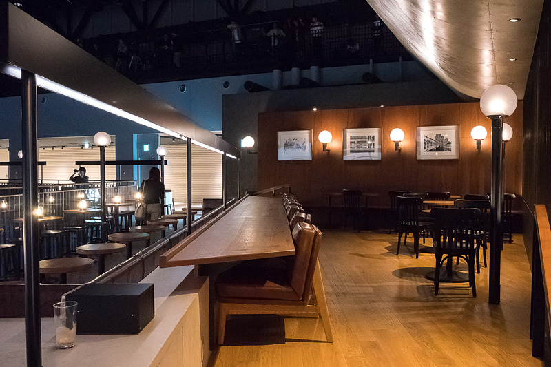 カウンター裏手の席ではZA001を眺めながらのんびり過ごせる