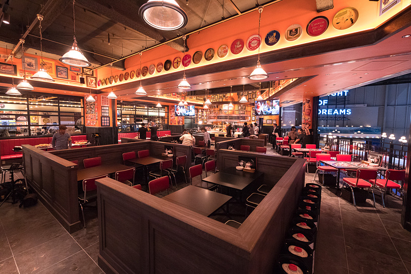 店内はシアトルの店舗そのままの内装だという