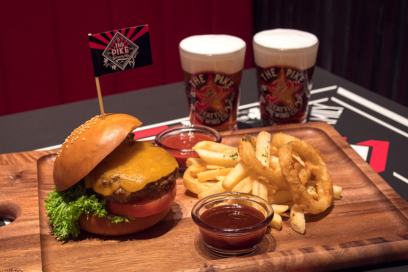 「100％ビーフバーガー」（1706円）