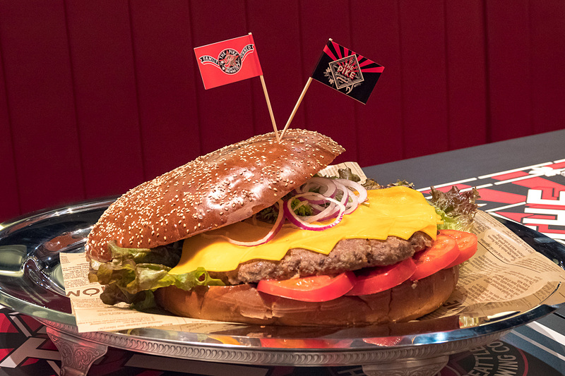 「ビッグハンバーガー」（1万238円）。1.2kgのパティを使った要予約メニュー