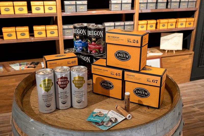 衣類から食品、日用品まで、オレゴン州特産のさまざまなアイテムを販売する