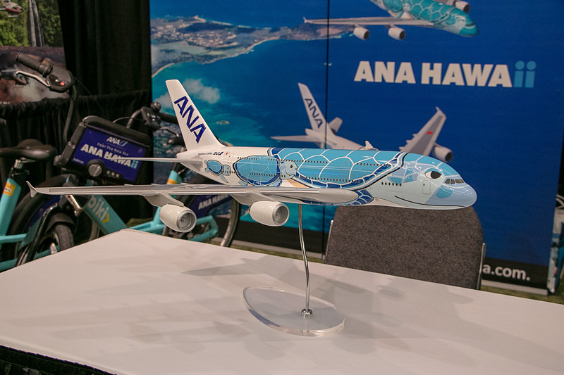 ANAは2019年に就航を予定しているエアバス A380型機のモデルプレーンを展示し、エコノミークラスの3席または4席をベッドのように利用できるカウチシート「ANA COUCHii」などをアピール