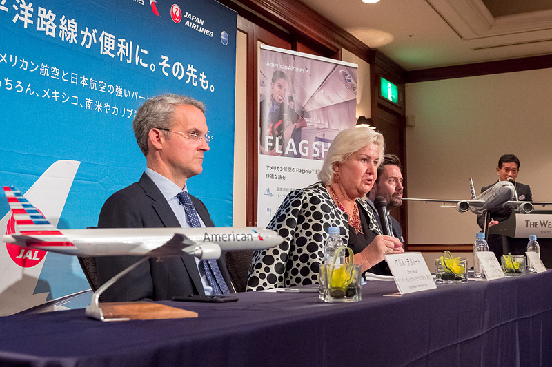 アメリカン航空は本社からセールス担当の上級副社長らが来日。報道陣からの質問に答えた