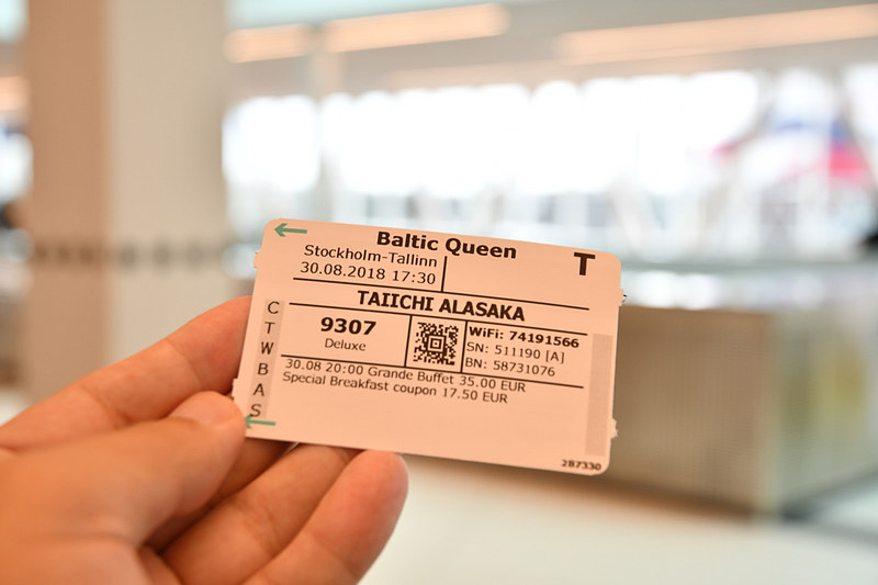 このカードが、部屋のキーやWi-Fiのパスワード、食事のクーポンの役割をする