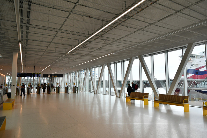 チケットのバーコードをかざしてゲートを通過し、船内へ